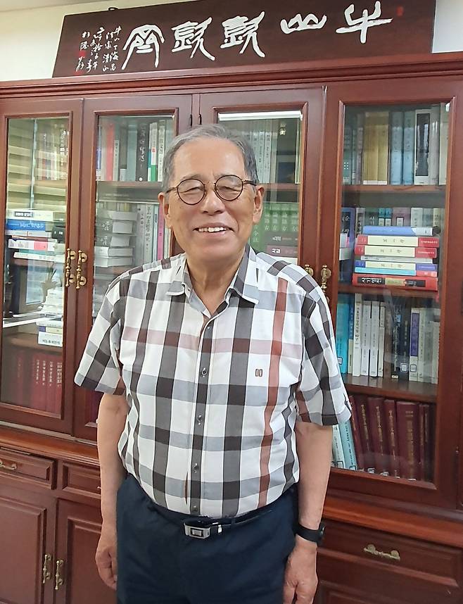 개인사무실 '우산흠흠재'에 서 있는 우산 정해창 선생. 1958년 여름 고등고시 10회 사법과와 행정과 1부에 응시해 단번에 모두 합격한 그는 1960년 3월 서울대 법대 수석 졸업으로 서울대 총장 수여 금메달을 받았다. 재단법인 '보통사람들의 시대 노태우센터’ 이사장에 최근 취임한 그는 "소설가 복거일이 쓴 이승만 대통령 일대기 <물로 씌어진 이름> 5권을 읽었다"고 말했다./정해창 제공