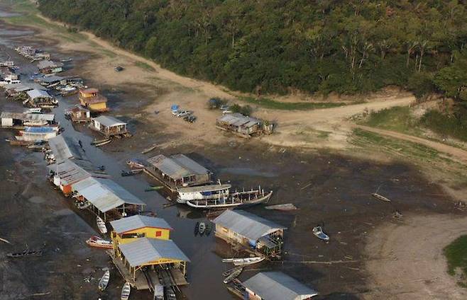 아마존강의 가뭄으로 수상가옥과 배들이 강물이 마른 뻘에 방치돼있는 듯한 모습이 연출됐다. /엑스(트위터)