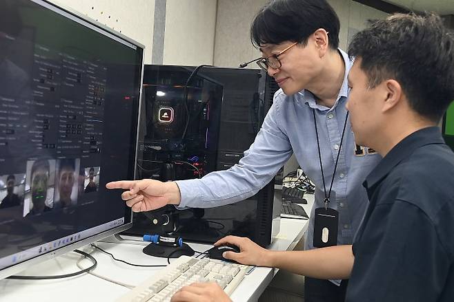 한국전자통신연구원(ETRI) 연구진이 페이스 스왑에 ETRI의 실감화 기술을 연동하고 있다. ETRI 제공