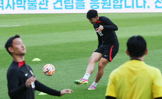 한국 축구 국가대표팀 손흥민이 16일 오후 경기도 수원월드컵경기장에서 베트남과 친선 경기를 앞두고 훈련하고 있다.   연합뉴스