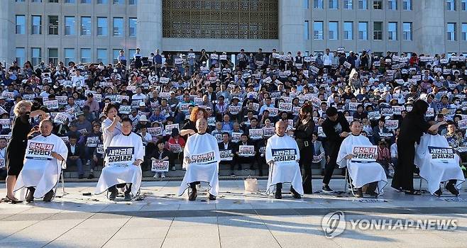 지난 9월7일 국회 본청 앞에서 더불어민주당 국회의원들이 새만금 예산 삭감에 반발해 삭발식을 하고 있다. 연합뉴스