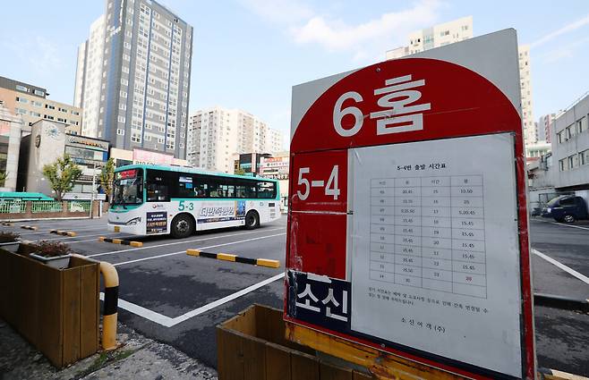 지난 14일 오후 경기 부천시 부일로 소신여객 버스 회사 차고지에 현재 감차가 진행중인 노선인 5-3 버스가 서 있다. 신소영 기자 viator@hani.co.kr