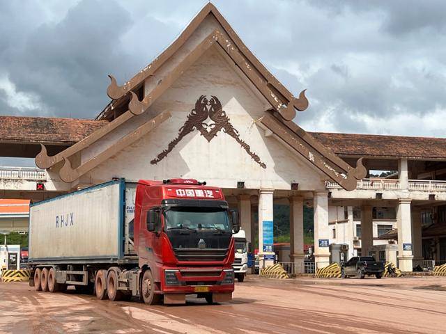 8일 라오스 보텐에서 중국 국영 트럭업체 시노트럭(中国重汔)이 건설 자재를 싣고 세관으로 들어오고 있다. 보텐=허경주 특파원