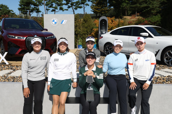 <yonhap photo-2822=""> LPGA 투어 BMW 레이디스 챔피언십 포토콜 (파주=연합뉴스) 임병식 기자 = 17일 경기도 파주시 광탄면 서원밸리 CC에서 열린 미국여자프로골프(LPGA) 투어 BMW 레이디스 챔피언십 기자회견 포토콜에서 참가선수들이 기념촬영하고 있다. 왼쪽부터 유해란, 고진영, 윤다빈, 신지애, 김효주, 리디아 고(앞줄 가운데). 2023.10.17 andphotodo@yna.co.kr/2023-10-17 12:55:06/ <저작권자 ⓒ 1980-2023 ㈜연합뉴스. 무단 전재 재배포 금지.></yonhap>