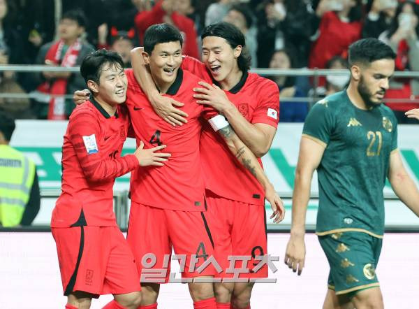 김민재가 13일 오후 서울 마포구 서울월드컵경기장에서 열린 대한민국 축구대표팀과 튀니지 대표팀과의 평가전에서 후반 팀의 세번째 골을 넣고 이강인, 조규성과 함께 기뻐하고 있다. 상암=김민규 기자 mgkim1@edaily.co.kr /2023.10.13/