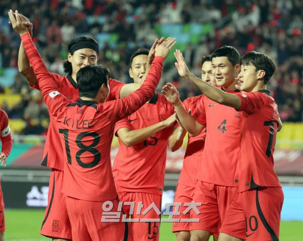 위르겐 클린스만 감독이 이끄는 대한민국 축구대표팀이 17일 오후 수원월드컵경기장에서 베트남 대표팀과 평가전을 펼쳤다. 김민재가 전반 헤딩으로 첫골을 성공시키고 기뻐하고있다. 수원=정시종 기자 capa@edaily.co.kr /2023.10.17.