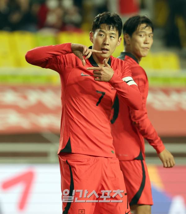 위르겐 클린스만 감독이 이끄는 대한민국 축구대표팀이 17일 오후 수원월드컵경기장에서 베트남 대표팀과 평가전을 펼쳤다. 손흥민이 팀의 네번째골을 성공시키고 세리머니 하고있다. 수원=정시종 기자 capa@edaily.co.kr /2023.10.17.