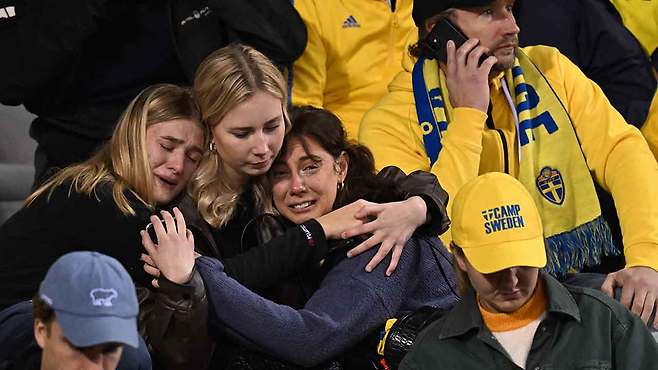 브뤼셀 도심 총격 사건 애도하는 스웨덴 축구 팬들 [사진 제공 : 연합뉴스]