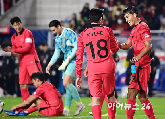 클린스만 감독이 이끄는 한국 축구대표팀은 17일 수원월드컵경기장에서 열린 베트남과 평가전에서 6-0 대승을 거뒀다.승리를 거둔 한국 선수들이 기뻐하고 있다. [사진=곽영래 기자]