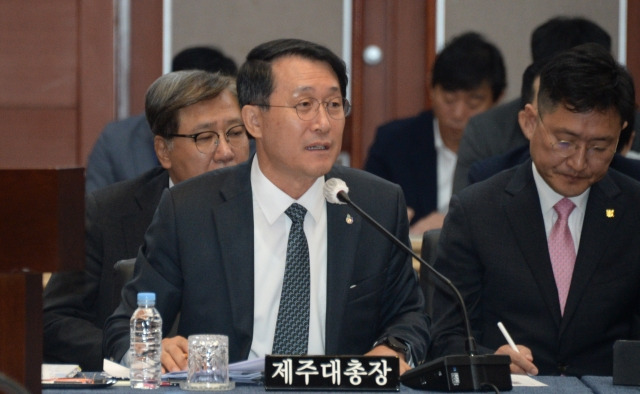 김일환 제주대학교 총장이 17일 전북 전주시 전북대학교에서 열린 2023년도 국회 교육위원회 국정감사에 참석해 질의에 답변하고 있다. 뉴시스