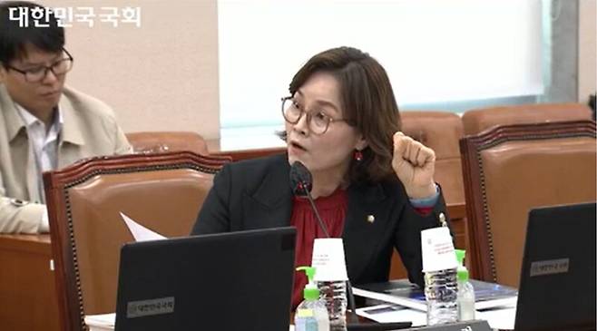 ▲임오경 더불어민주당 의원이 17일 국회 문화체육관광위원회 소관 언론진흥재단 국정감사에서 로이터저널리즘 연구소에서 발행하는 디지털뉴스리포트 2023 한국이라는 보고서에 언론진흥재단이 MBC가 1위로 조사된 한국 뉴스 신뢰도 조사결과를 통째로 삭제한 것을 두고 MBC 1위 사실이 싫어서 뺐느냐고 따지고 있다. 사진=국회 영상회의록 갈무리