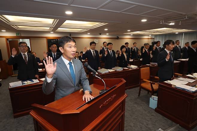 17일 오전 서울 여의도 금융감독원에서 열린 금감원에 대한 국회 정무위원회 국정감
사에서 이복현 금감원장이 선서를 하고 있다.  2023.10.17 [김호영기자]