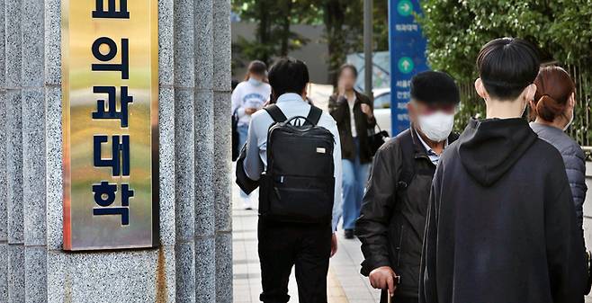 16일 서울의 한 의과대학 안으로 사람들이 들어가고 있다. 의대 정원 확대를 향한 일반 국민의 지지가 높은 가운데 의사단체들이 어떻게 대응할지 관심이 쏠린다. [이승환 기자]