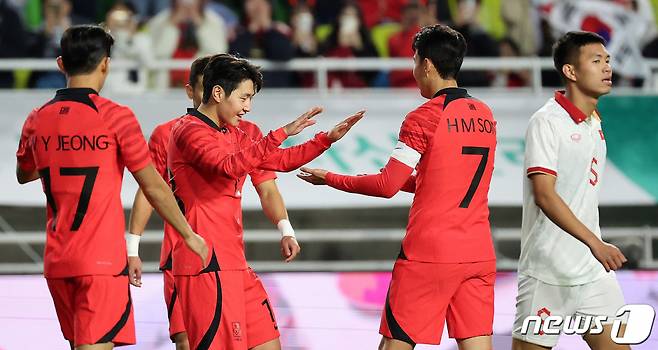 (수원=뉴스1) 김진환 기자 = 17일 경기 수원시 팔달구 수원월드컵경기장에서 열린 축구 국가대표 평가전 대한민국과 베트남의 경기, 후반 대한민국 이강인이 팀의 다섯 번째 공을 성공시킨 뒤 손흥민과 기쁨을 나누고 있다. 2023.10.17/뉴스1  Copyright (C) 뉴스1. All rights reserved. 무단 전재 및 재배포,  AI학습 이용 금지.