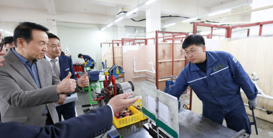 임태희(왼쪽) 경기도교육감이 지난 16일 충남 천안시 동남구 원성동 충남도교육청학생교육문화원의 한 실습장에서 제58회 전국기능경기대회에 출전하는 학생을 만나 선전을 기원하고 있다. 경기도교육청 제공