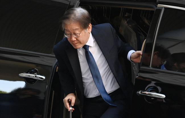 지팡이 짚고… 이재명 더불어민주당 대표가 17일 오전 서울 서초구 서울중앙지법에서 열리는 대장동·위례신도시 개발 비리 혐의 등 재판에 출석하기 위해 차에서 내리고 있다.  문호남 기자