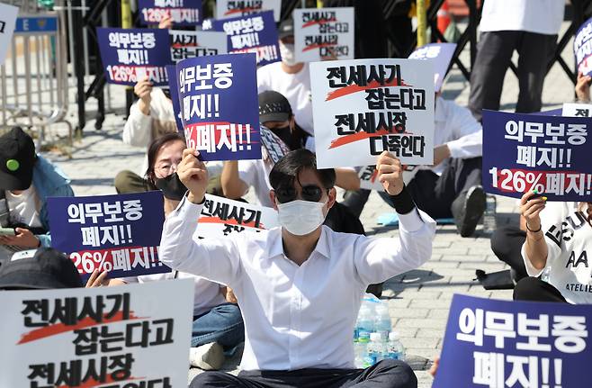 전국임대인연합회가 지난달 서울 용산구 대통령실 인근에서 연 '역전세 유도·파산 강요 중단 촉구' 집회에서 참가자들이 손팻말을 들고 있다. 이들은 아파트가 아닌 오피스텔 등의 임대인들도 역전세로 피해를 보고 있다며 정부의 정책 마련을 촉구했다. [연합]