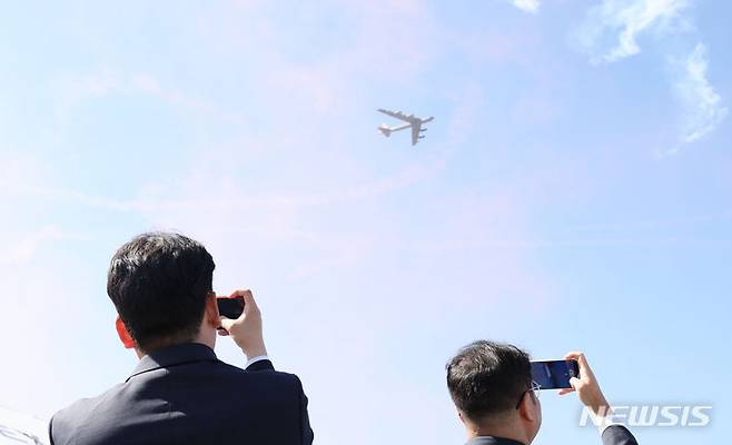 [성남=뉴시스] 홍효식 기자 = 미군 전략폭격기 B-52 '스트래토포트리스'가 17일 경기도 성남 서울공항에서 열린 '서울 아덱스(ADEX) 2023' 개막식에서 상공을 비행하고 있다. (대통령실통신사진기자단) 2023.10.17. yesphoto@newsis.com