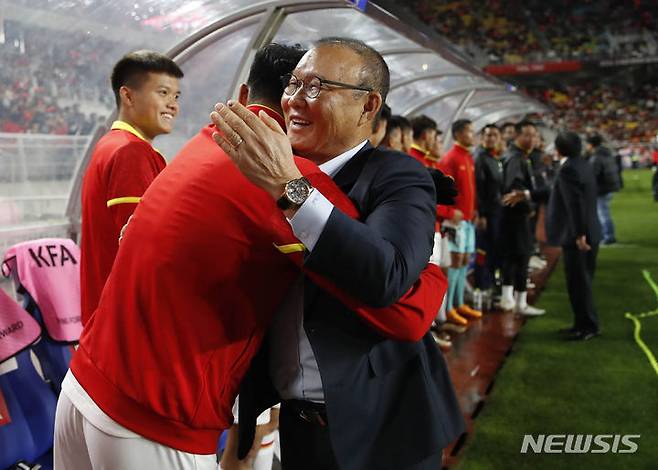 [수원=뉴시스] 정병혁 기자 = 17일 오후 경기 수원월드컵경기장에서 열린 하나은행 초청 축구 국가대표 평가전 대한민국과 베트남의 경기에 앞서 박항서 전 베트남 축구 국가대표팀 감독이 베트남 선수들과 인사를 나누고 있다. 2023.10.17. jhope@newsis.com