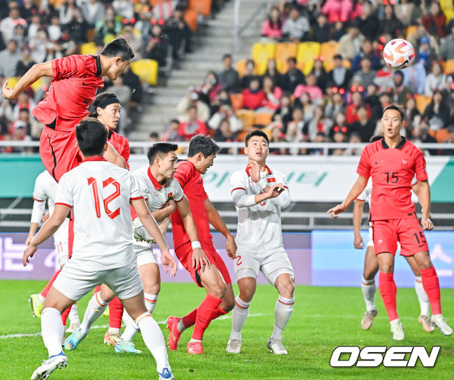 [OSEN=수원, 박준형 기자] 위르겐 클린스만 감독이 이끄는 축구 국가대표팀이 17일 오후 수원시 팔달구 수원월드컵경기장에서 베트남과 평가전을 진행했다.전반 김민재가 선제골을 넣고 있다. 2023.10.17 / soul1014@osen.co.kr