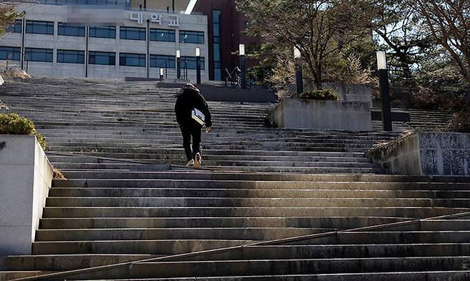 경상도 한 대학에서 학생이 계단을 오르고 있다. 사진은 기사 내용과 직접적 관련 없음. 연합뉴스