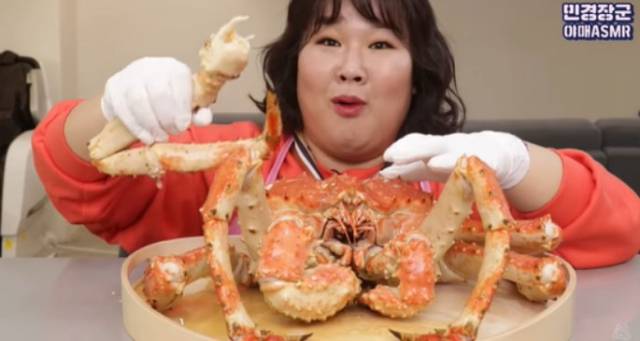 방송인 김민경의 ‘킹크랩 먹방’. 사진=민경장군 캡처