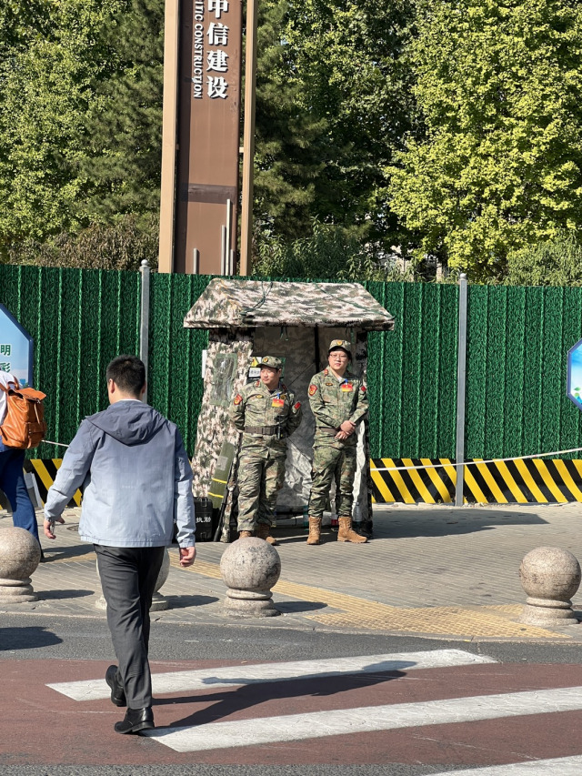 ‘제3회 일대일로 정상 포럼’이 막을 올린 17일 중국 베이징 차오양구의 한 교차로에서 군인들이 경계를 강화하고 있다. 김광수 특파원