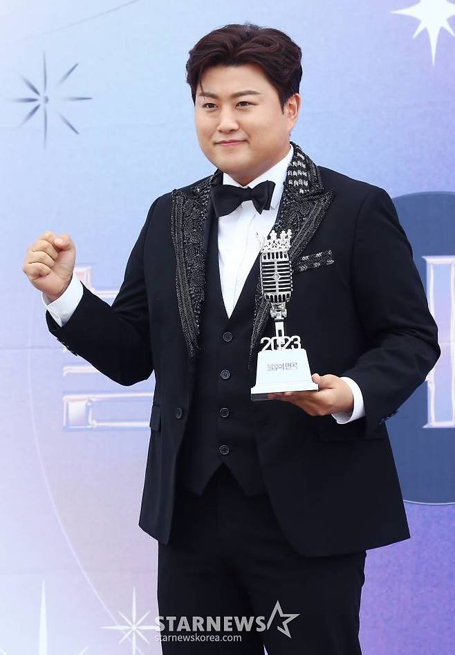 가수 김호중이 3일 오전 인천 남동체육관에서 진행된 KBS 2TV '불후의 명곡' 상반기 왕중왕전 레드카펫 행사에 참석해 포즈를 취하고 있다. 2023.07.03 /사진=김창현 기자 chmt@