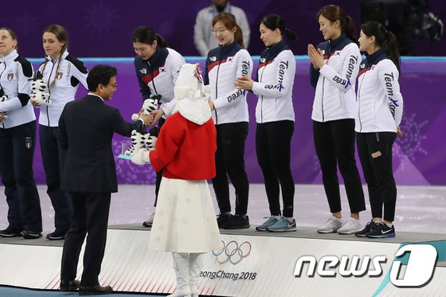 쇼트트랙 선수단 격려하는 김재열 회장(왼쪽에서 3번째)./ 사진=뉴스1 제공