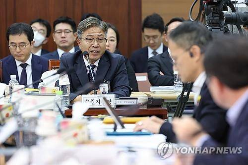 답변하는 신봉수 수원지검장 (서울=연합뉴스) 김주성 기자 = 17일 오전 서울 서초구 서울고등검찰청에서 열린 국회 법제사법위원회의 서울중앙지검 등 11개 검찰청에 대한 국정감사. 
    신봉수 수원지검장이 더불어민주당 김의겸 위원의 질의에 답하고 있다. 2023.10.17