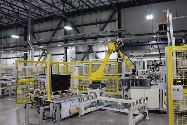 태양광 모듈 프레임 조립 중인 달튼 2공장 자동화 로봇 (달튼[미국 조지아주]=연합뉴스) 지난 11일(현지시간) 한화솔루션 큐셀 부문 달튼 2공장에서 자동화 로봇이 모듈 프레임을 조립하고 있다. 2023.10.17. [한화솔루션 제공. 재판매 및 DB 금지]