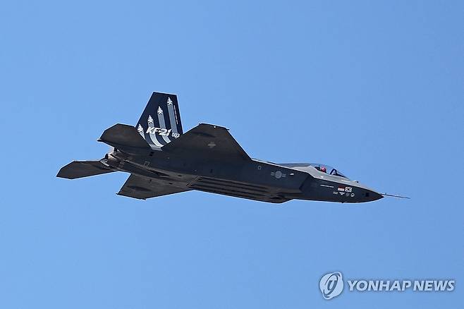 KF-21, 일반에 첫 공개 (성남=연합뉴스) 임화영 기자 = 지난 16일 오후 경기도 성남 서울공항에서 열린 국내 최대 항공우주·방위산업 전시회 '서울 ADEX 2023' 프레스데이에서 국산 전투기인 KF-21이 시범비행을 선보이고 있다. KF-21의 일반 공개는 이번이 처음이다. 2023.10.16 hwayoung7@yna.co.kr