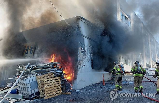 대전 아파트 내 상가 화재 (대전=연합뉴스) 17일 오후 1시50분께 대전시 대덕구 대화동 한 아파트 상가에서 폭발음과 함께 불이 나 소방대원이 진화작업을 벌이고 있다. 2023.10.17 [대전소방본부 제공. 재판매 및 DB 금지] jyoung@yna.co.kr