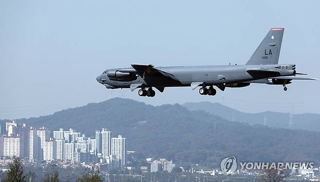 청주 하늘 가르는 미군 전략폭격기 'B-52' (청주=연합뉴스) 천경환 기자 = 17일 오전 미군 전략폭격기 B-52 '스트래토포트리스'가 청주공항에 착륙하고 있다. 2023.10.17 kw@yna.co.kr