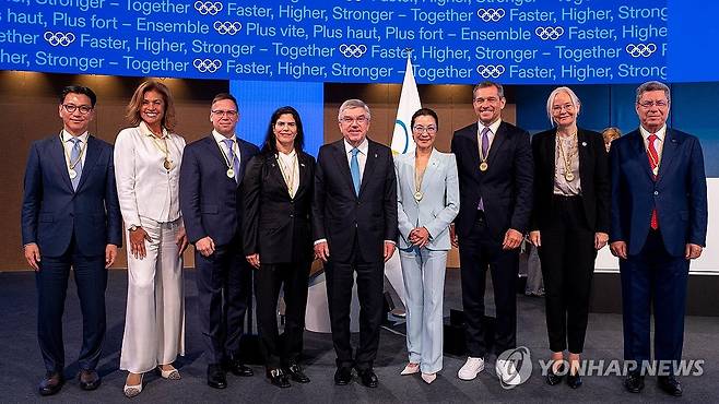 김재열 국제빙상연맹회장, 역대 12번째 한국인 IOC 위원 선출 (서울=연합뉴스) 김재열(55) 국제빙상경기연맹(ISU) 회장 겸 삼성경제연구소 사장이 국제올림픽위원회(IOC) 신규 위원으로 선출됐다.
    김 회장은 17일(한국시간) 인도 뭄바이에서 열린 IOC 141차 총회의 신규 위원 선출 투표에서 유효표 73표 중 찬성 72표, 반대 1표를 받아 압도적인 지지로 신규 위원에 뽑혔다.
    맨왼쪽이 김재열 국제빙상연맹회장. 가운데는 토마스 바흐 IOC 위원장. 2023.10.17 [IOC 홈페이지 캡쳐, 재판매 및 DB 금지] photo@yna.co.kr