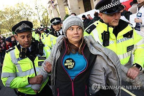 (런던 AFP=연합뉴스) 스웨덴 기후활동가 그레타 툰베리가 17일(현지시간) 영국 런던에서 열린 석유·가스 회사 임원들의 회의를 방해한 혐의로 경찰에 체포됐다. 2023.10.17.