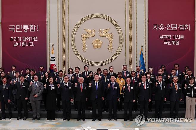 윤석열 대통령, 국민통합위원회 만찬 참석 (서울=연합뉴스) 임헌정 기자 = 윤석열 대통령이 17일 오후 청와대 영빈관에서 열린 국민통합위원회 만찬에서 김한길 국민통합위원장, 국민의힘 김기현 대표 등 참석자들과 기념촬영을 하고 있다. 2023.10.17 [대통령실 제공. 재판매 및 DB 금지] kane@yna.co.kr