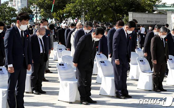 ‘여순사건 73주기 희생자 합동추념식’에서 묵념.(전남도 제공) 2021.10.19/뉴스1