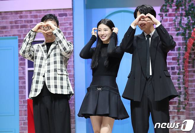 이정효 감독(왼쪽부터)과 배우 수지, 양세종이 18일 서울 강남구 코엑스 신한카드 아티움에서 열린 넷플릭스 새 시리즈 '이두나!' 제작발표회에서 포즈를 취하고 있다. '이두나!'는 평범한 대학생 원준(양세종 분)이 셰어하우스에서 화려한 케이팝 아이돌 시절을 뒤로하고 은퇴한 두나(수지 분)를 만나게 되며 벌어지는 이야기다. 2023.10.18/뉴스1 ⓒ News1 권현진 기자