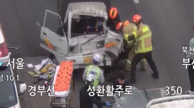 지난 3월24일 5시10분께 경부고속도로 서울방향 북천안IC 인근에서 3중 추돌 사고로 1명이 숨지고 2명이 다쳤다. (천안서북소방서 제공) /뉴스1