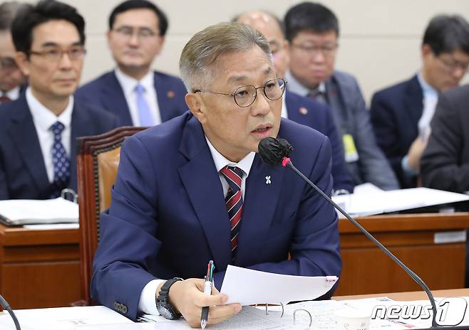 강중구 건강보험심사평가원장이 18일 오전 서울 여의도 국회에서 열린 보건복지위원회의 국민건강보험공단, 건강보험심사평가원에 대한 국정감사에서 의원들의 질의에 답하고 있다. 2023.10.18/뉴스1 ⓒ News1 임세영 기자