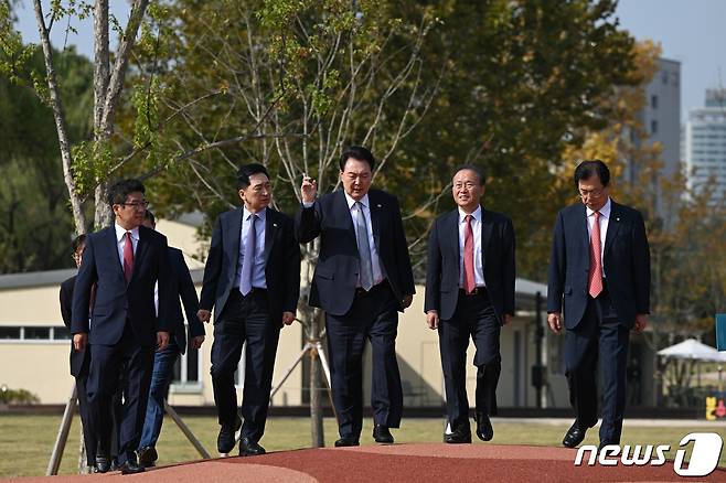 윤석열 대통령이 18일 용산 대통령실 청사에서 국민의힘 당4역 지도부와 오찬 회동을 진행한 후 용산어린이정원에서 산책을 하고 있다. 왼쪽부터 유의동 정책위의장, 김기현 대표, 윤 대통령, 윤재옥 원내대표, 이만희 사무총장. (대통령실 제공) 2023.10.18/뉴스1 ⓒ News1 오대일 기자