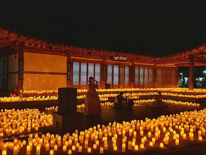 강릉 오죽헌 한옥마을 캔들라이트 콘서트.     사진 | 한국관광공사