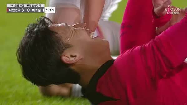 황희찬 때문에 일어나며 웃음이 터진 손흥민. ⓒ쿠팡플레이