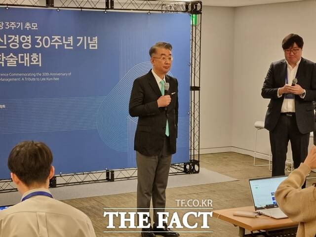 김상근 연세대 신학대 교수가 'KH 유산'과 관련한 취재진의 질문에 답하고 있다. /이성락 기자