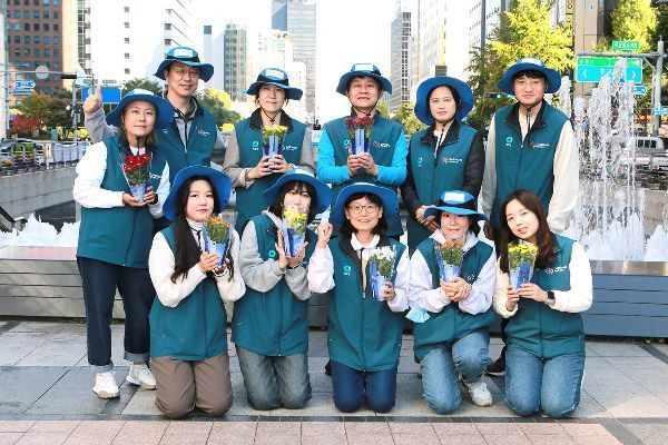 지난 17일 서울 중구 청계광장 일대에서 진행한 ‘청계아띠’에 참여한 임직원들이 기념촬영을 하고 있다.[사진제공=대상]