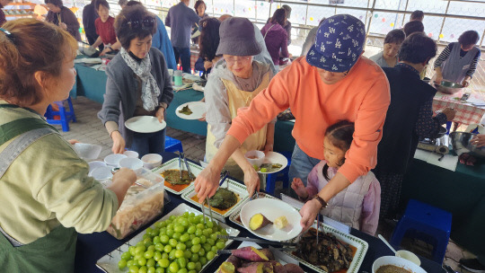 계룡시는 지난 17일 관내 두마면에 소재한 빨간날 체험장터에서 시민 30여 명이 참여한 가운데 '시민공감 힐링 팜파티'를 진행했다. 사진=계룡시 제공