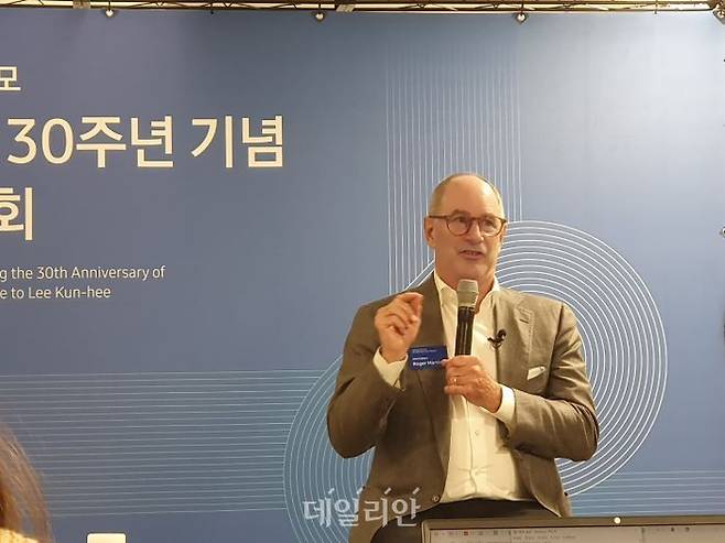 로저 마틴 토론토대 경영대학원 명예교수가 18일 한국경영학회 주최로 삼성전자 서초사옥 다목적홀에서 열린 '이건희 회장 3주기 추모·삼성 신경영 30주년 기념 국제학술대회' 기조강연 이후 인터뷰를 진행하고 있다.ⓒ데일리안 조인영 기자