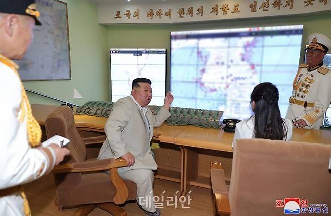 김정은 북한 국무위원장이 해군 작전지휘소를 방문한 모습(자료사진) ⓒ조선중앙통신