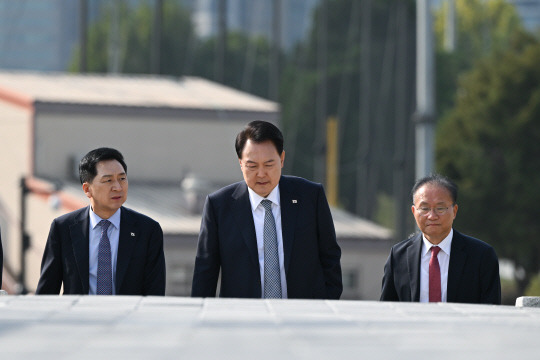 윤석열 대통령이 18일 서울 용산 대통령실 청사에서 국민의힘 김기현 대표, 윤재옥 원내대표, 유의동 정책위의장, 이만희 사무총장 등 당 지도부와 오찬 회동을 마친 뒤 용산어린이정원을 산책하고 있다. 대통령실 제공